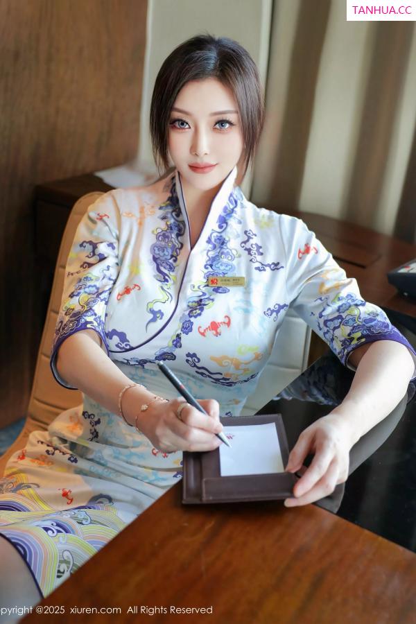   [XiuRen]高清写真图 2025.05.14 No.10273 苏一诺 青色旗袍第10张图片